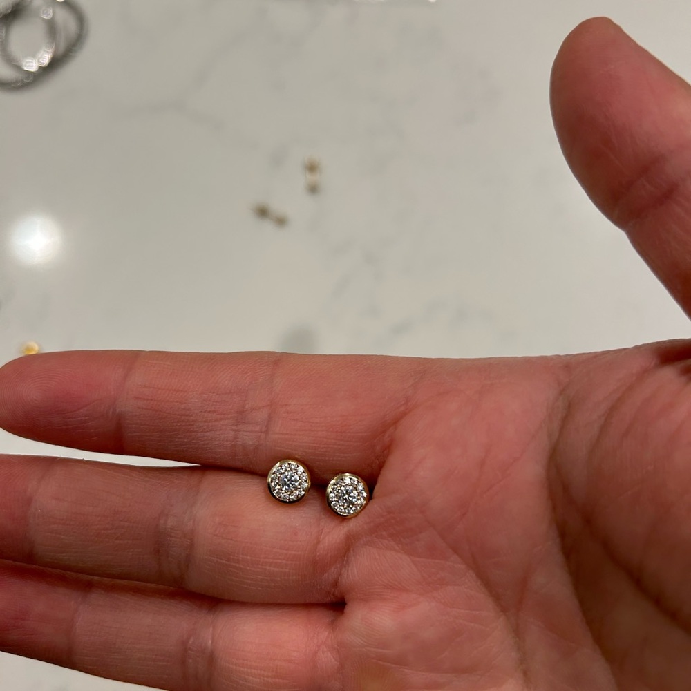 Elegant gold Stud Earrings